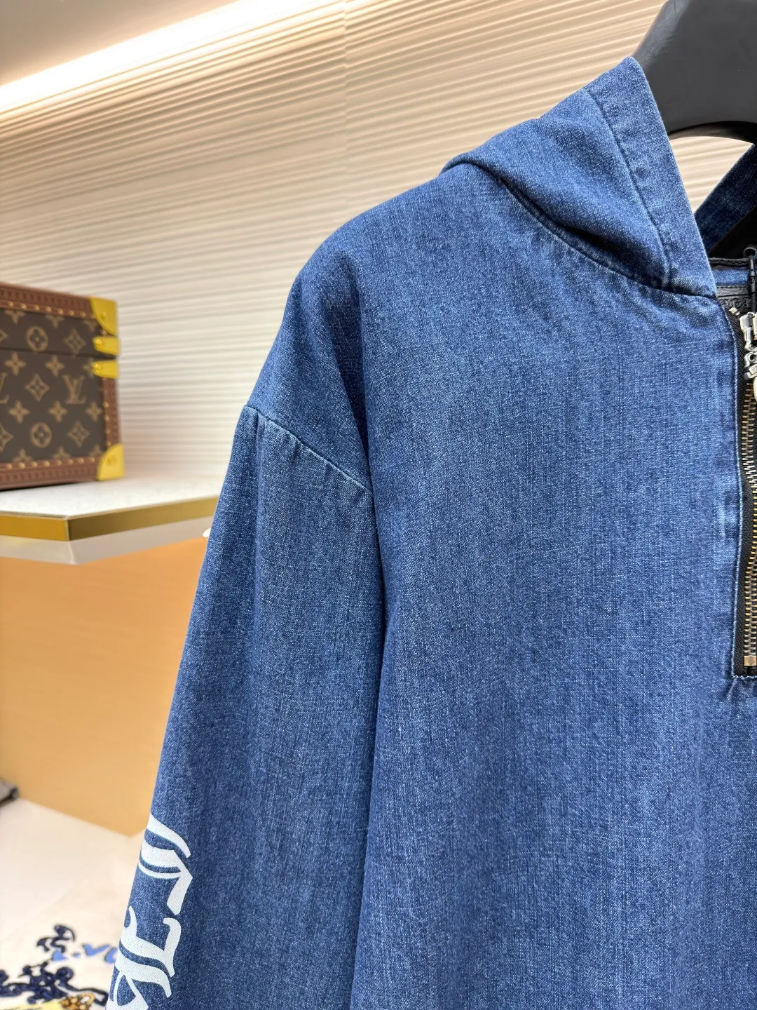 Chrome Hearts hooded patch pocket half-zip jacket ●Original version: Purchased and developed at 38979 ●Item number: 1681625-C20 ●Fabric: Denim denim fabric ●Technology: Glue printing ●Color: blue ●Version: Fitted version ●Weight: about 915 grams ●Size: S-M-L ●Description: Original domestic stock purchased for 3.4W The development cost is extremely high, and the fabric is imported from Italy with high density Made of pure cotton twill denim, the jacquard lining has a minimum order loss of one thousand meters. The printing is based on the original version with hand-made glue printing, focusing on hand-sewn sheepskin crosses. The gold content is extremely high, the authentic ancient silver-made chain heads (key points: the zipper pullers are sprayed with silver to make them look old). The overall routing is straight and delicate, the fabric is comfortable and soft, and the color is consistent without color difference. It can be matched with the same style to create a fashionable look and control various occasions. Customized accessories, three complete standards, the same style for men and women!